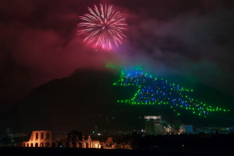 Cada 7 de diciembre se encienden las luces del árbol de Navidad más grande del mundo. (Getty).