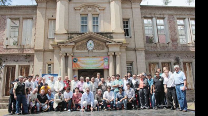 Juntos para siempre. Decenas de exalumnos del Instituto Carlos Pellegrini vivieron un día inolvidable en el emblemático edificio del centenario colegio..