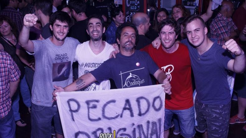 Patricio Salas (guitarrista) con parte de los seguidores.