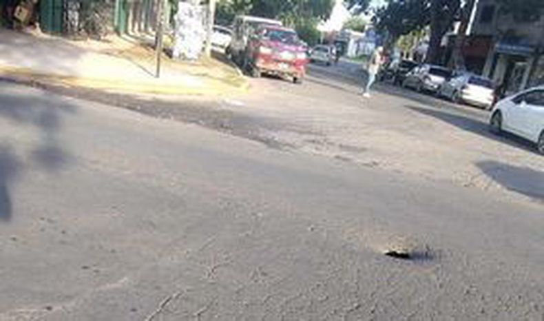 César Ramírez. Envío esta foto para que la publiquen y tengan cuidado, ya que se encuentra la calle rota con un agujero y puede producir un accidente con las motos. Es en Ramirez y Tucumán. &nbsp;