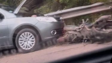 DE FRENTE. Así quedaron el VW Gol y la moto involucrados en el accidente.