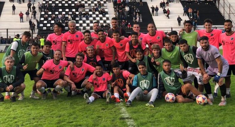 UNIDOS. El plantel de Primera y alcanza pelotas de Real Pilar posan tras ganar en el Barraza.