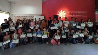 A ESTUDIAR. Los alumnos becados deben mantener buenas notas.