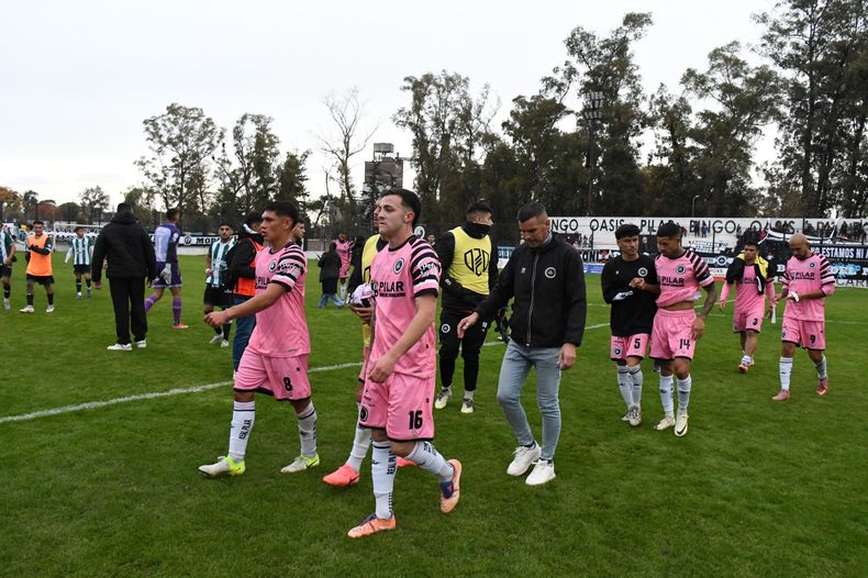 SALIDA. Los jugadores dejan la cancha tras la caída ante Excursionistas.