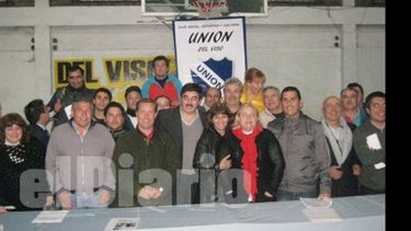 Omar Carlotto (centro), junto al resto de la comisión, tras ser reelecto por un nuevo período..