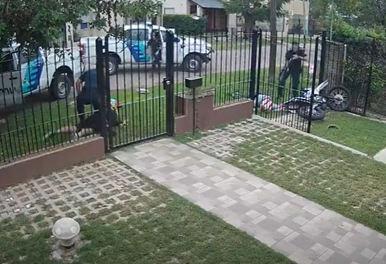 El momento en que son interceptados por la policía.