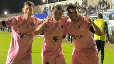 EN EL OESTE. Martín Gómez, Braian Martin y Jonatan Morán, festejan el gol de Real Pilar.&nbsp;