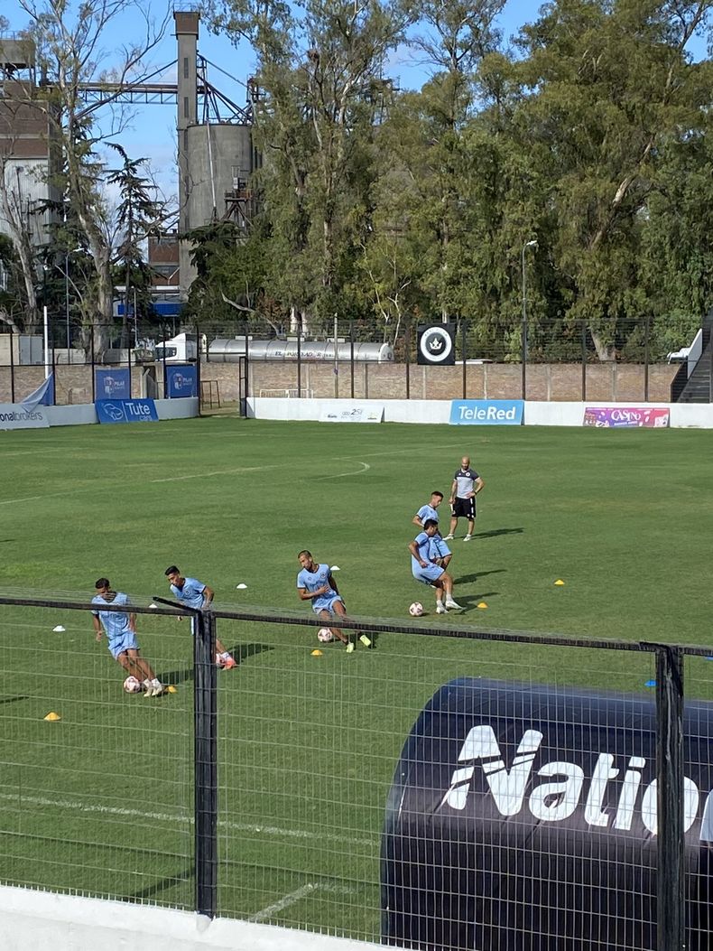 A LA CANCHA. Pena ya empezó a trabajar en el Monarca.