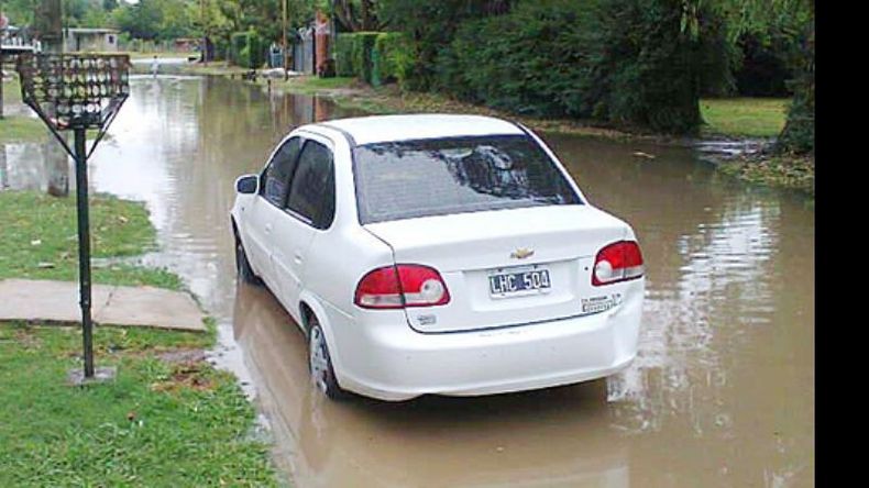 (Facebook de Daniel Lescano). La calle San Fernando, de Villa Rosa, anegada en pocos minutos..