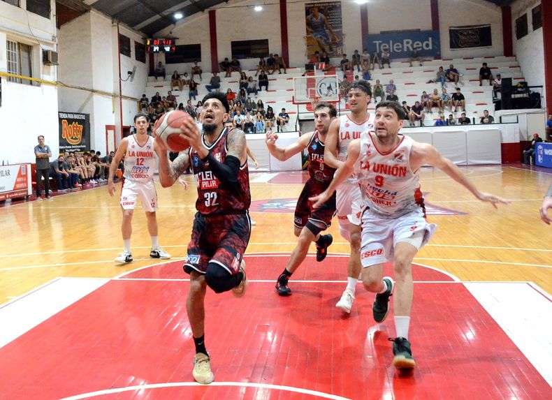 Atlético Pilar contó con el poder ofensivo de Eduardo Gamboa ante La Unión.