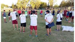 TRABAJOS. El cuerpo técnico habla con los jugadores antes de la práctica. .