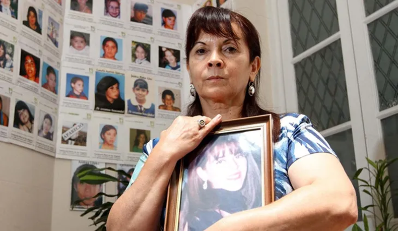 Susana Trimarco sostiene la foto de su hija desaparecida. (Ámbito).