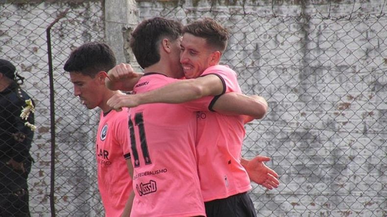 ABRAZO DE GOL. Crego festeja su gol con Cordeviola. (FOTO: NAYLA ÁLVAREZ – PRENSA REAL PILAR)..
