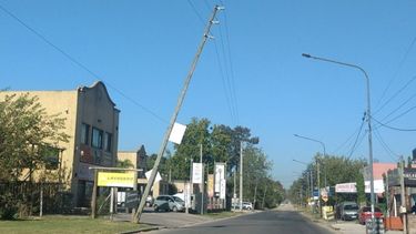 Hoy pasé por esta calle del @MunicipioPilar y vi este poste con serios riesgos de caerse y dañar a alguna persona, autos e incluso la propiedad de en frente.Ojalá lo arreglen rápido! Coordenadas: -34.409213,-58.851282. Gonzalo #Liberal / @GonzaLib1853..