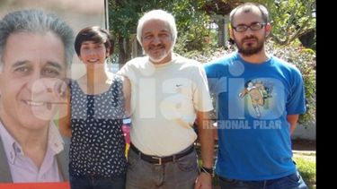 CON PITROLA EN EL CARTEL. Rocío Esquivel junto a Carlos Cornejo, ayer, en la plaza de Pilar..