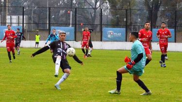 DEFINICIÓN. Hernández toca por arriba ante la salida de Acosta.