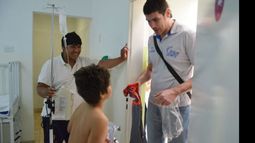SOLIDARIO. Diego Bonini le regala una camiseta a un chico internado..