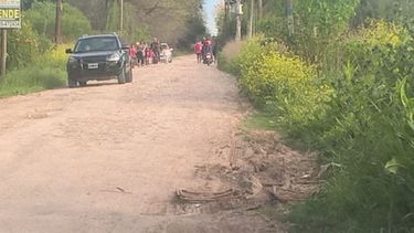 Quieren hacer una vereda para que chicos puedan ir a la escuela