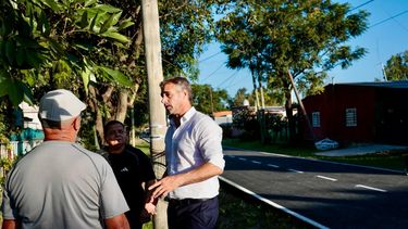 Achával dialogó con los vecinos de Villa Rosa.