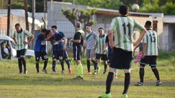 GOLES. Núñez abraza a Leandro Coronel, que marcó el 2-2 para San Alejo..