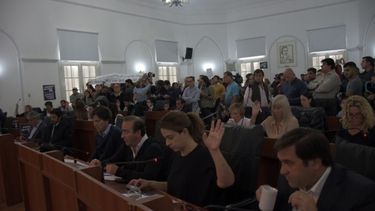 MANOS. En un recinto colmado, el oficialismo tuvo mayoría..