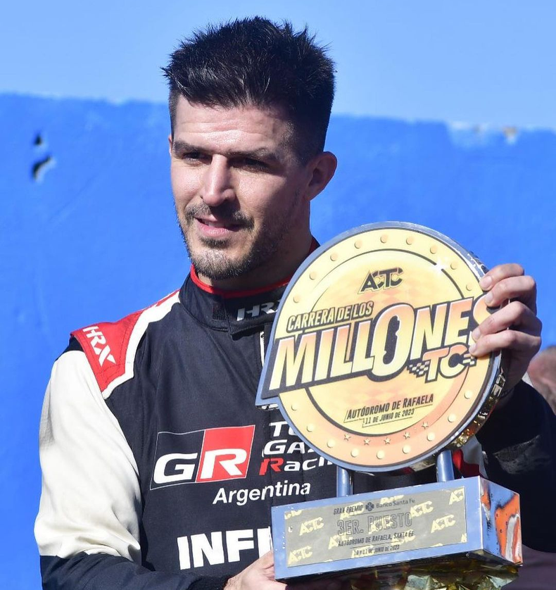 Matías Rossi en el podio de Rafaela con el premio de los Millones.