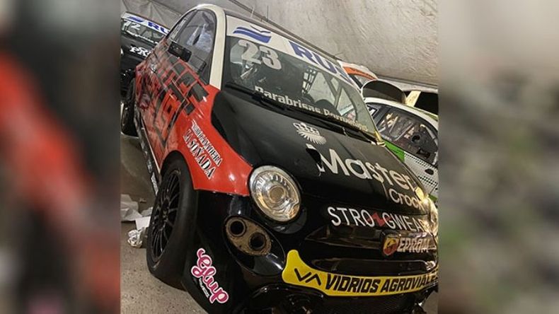 NÚMERO 23. El Fiat 500 de Elías Vázquez en el box de San Nicolás..