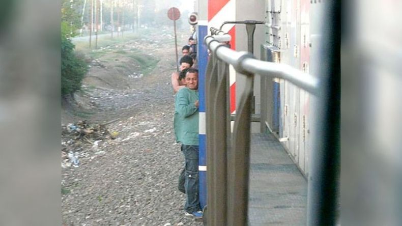 Una locura como se viajaba (en el tren San Martín) a más de 100km/h en algunos tramos... Un recuerdo de Facebook, se volaban las pelucas. Jonathan Emmanuel..