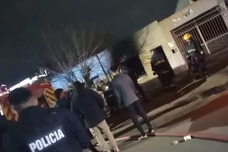 Los bomberos y la policía entrando en acción tras el incendio.
