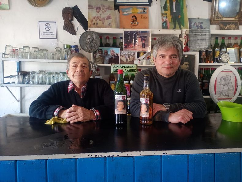 Tito y Cándido Lucas, padre e hijo que heredaron la tradición de la caña con ruda en el bar El Laucha.