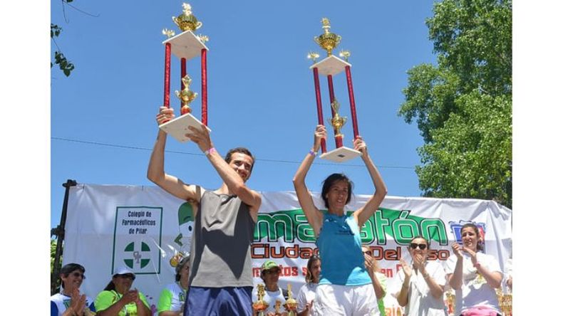 GANADORES. Gutiérrez y Macariz con sus trofeos tras conquistar los 10K..