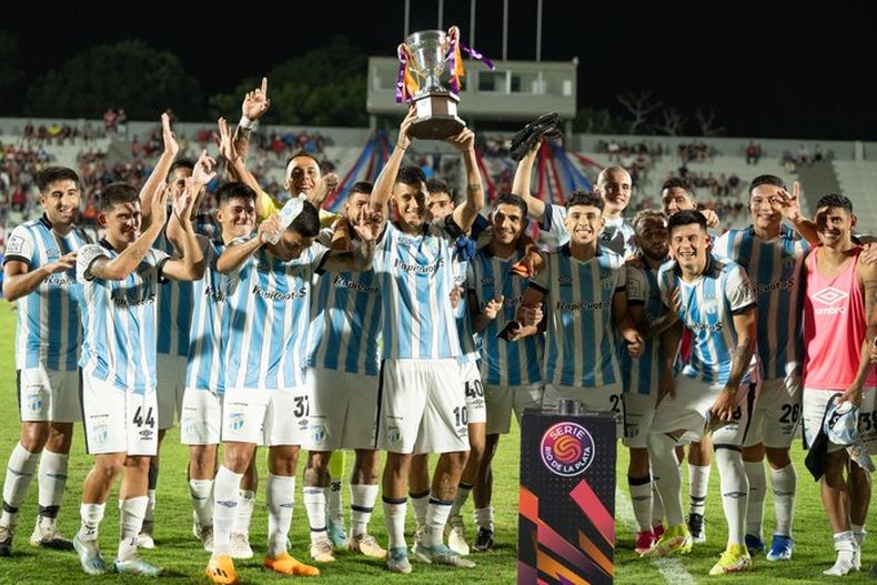 FESTEJO. Los jugadores de Atlético Tucumán levantan el trofeo.