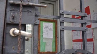 Cartel. En la puerta de la Escuela 1 se avisa que no habrá clases..