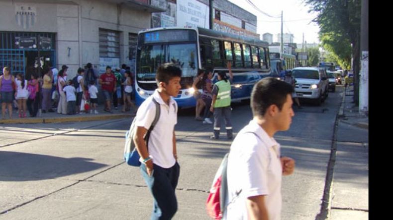 REUBICACIÓN. Señalizar y delimitar las paradas de colectivos, uno de los paliativos..