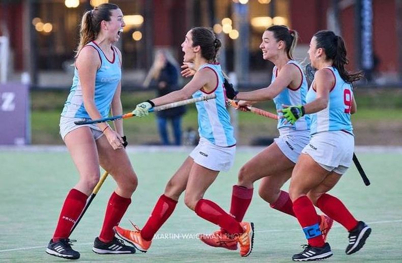 FESTEJO. Las chicas de San Patricio celebran el triunfo frente al líder.