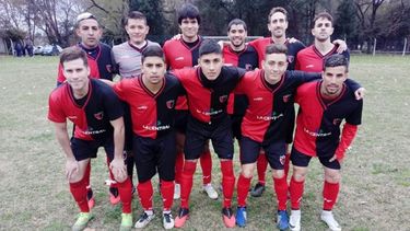 ROJINEGRO. El once inicial de Presidente Derqui, que ayer superó a Deportivo Metalúrgico. (FOTO: Mario Cacerez)..