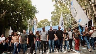 Achával encabezando la columna pilarense que estuvo en Plaza de Mayo. A su izquierda, Santiago Laurent.&nbsp;