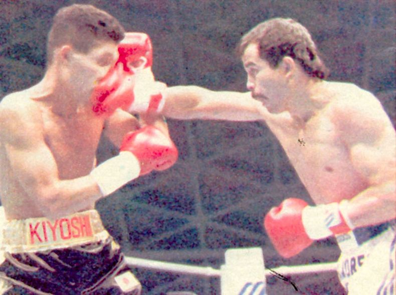 Verano de 1991. La derecha de Pedro Décima impacta de lleno en el rostro del japonés Kiyoshi Hatanaka. El delvisense perdió esa pelea en lo que era su primera defensa del título mundial Supergallo de la CMB, que había conquistado en noviembre de 1990 ante el estadounidense Paul Banke. La revista El Gráfico definió el combate como “sangriento y terrible”.