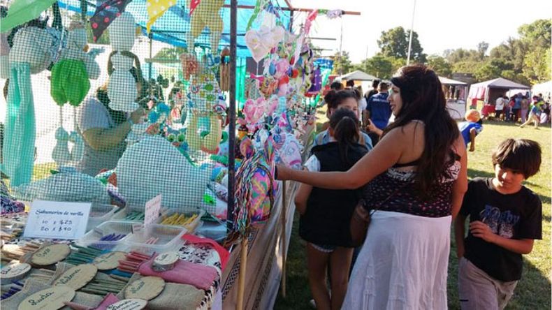 CULTURA. Los puestos de artesanía fueron el corazón de la feria..