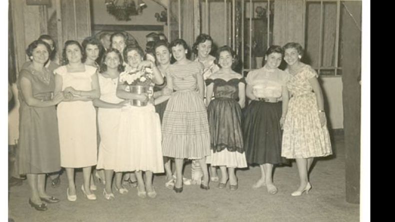 Despedida de Elsa Palermo de la fábrica SIT, 9 de febrero de 1957, en la Hostería Los Ranchos. De izq. a der.: Sra. de Muñoz, Sra. de Estévez, Irma Brocchiero, Olga Muñoz, Fabia Fabri, Elsa Palermo, Norma Valerga, Elisa Gioiosa, Germana Fabri, Aída Sapio, Pilar Villamayor y María Elena Zecchin..
