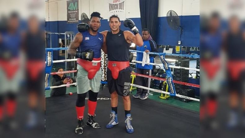 VUELTA. Yamil Peralta (der.) en el ring del Chino Maidana..