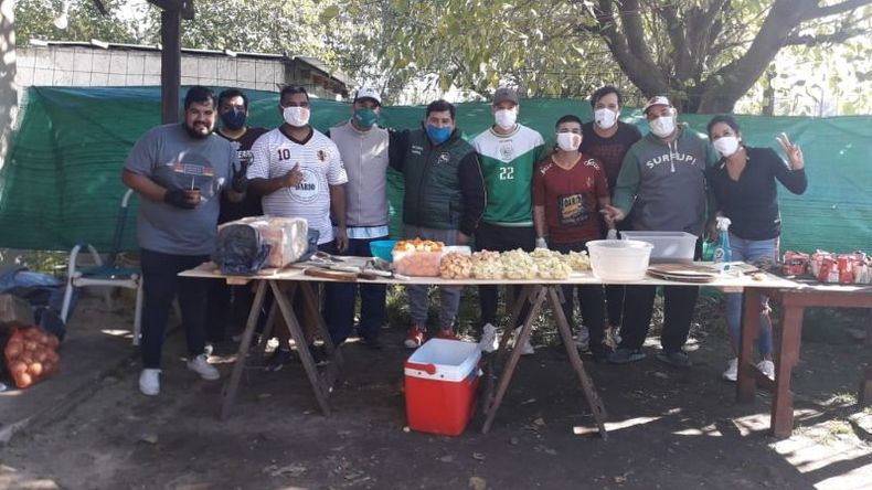 SOLIDARIDAD. Ezequiel García participa en las ollas populares que el club montó en su cancha..