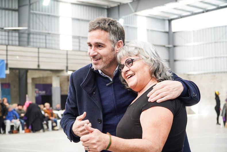 ABRAZO. El intendente destacó el rol de los adultos mayores en la sociedad. &nbsp;