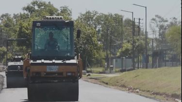 TRABAJO. Parte de los equipos municipales que trabajan sobre la calle Ameghino.