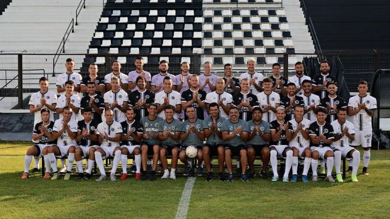 ILUSIONADOS. El plantel y cuerpo técnico de Real Pilar que jugará el campeonato 2023 de la C..