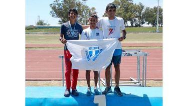PODIO. Acevedo, custodiado por Moreyra y Campos, tras ganar el Nacional..