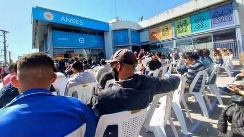 Cientos de personas aguardan en la puerta de Anses poder inscribirse para recibir el beneficio. Foto @juancaimpacto .