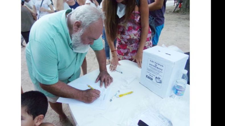 Mientras aguardan definiciones, los vecinos recolectan firmas..