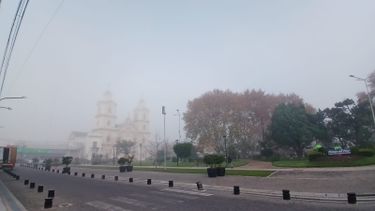 La espesa cortina de niebla se quedará hasta el mediodía en el distrito. La espesa cortina de niebla se quedará hasta el mediodía en el distrito.