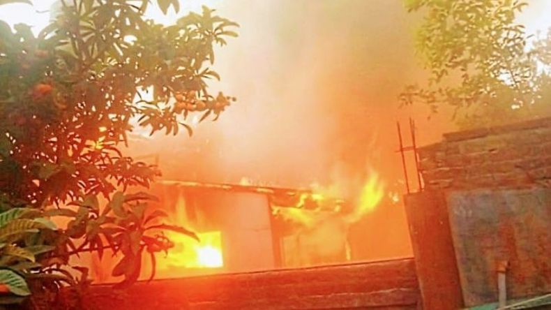 El fuego destruyó por completo la vivienda afectada. Foto @juancaimpacto .